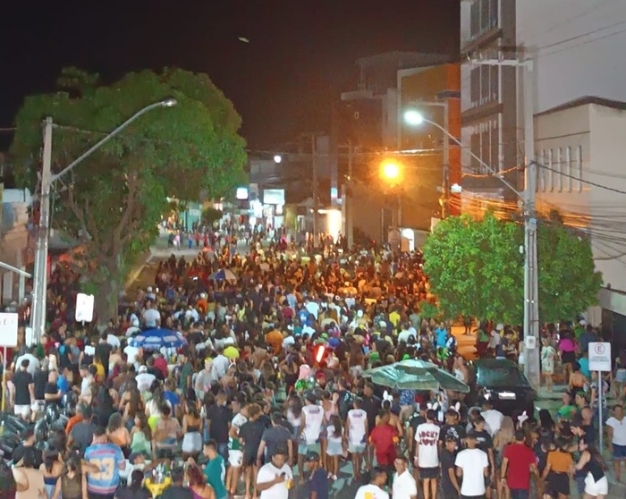 No Sorrifolia, multidão participa do Bloco das Virgens Jurássicas com animação do cantor Ramon Schnayder