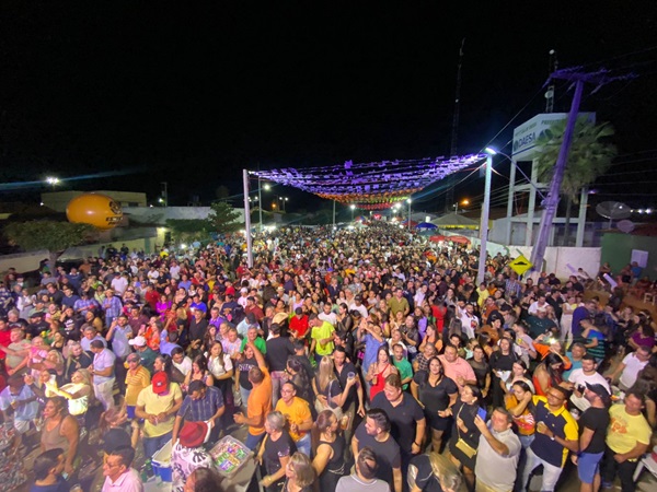 Ao som de José Orlando e demais atrações, São Pedro da Lagoa dos Estrelas reúne multidão na última noite