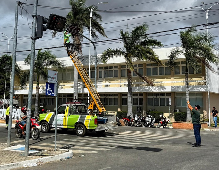 STTRANS intensifica instalação de placas de sinalização turística nos semáforos e vários setores de Sousa