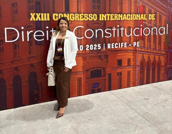 Procuradora-adjunta,  Luci Gomes, representa o município de Sousa ao participar do Congresso Internacional de Direito Constitucional, em Recife-PE