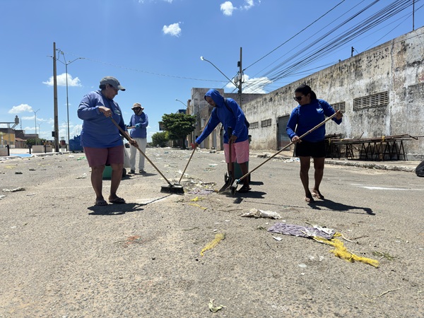 Garis da SEINFRA entram em ação e deixam tudo limpo nas áreas que são realizadas feiras-livres em Sousa