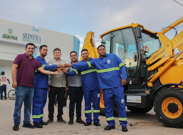 Prefeitura de Sousa entrega máquina retroescavadeira e novo uniforme aos servidores da SEINFRA 