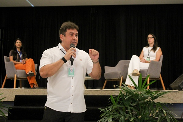 Em evento realizado pela Secretaria de Educação, Prefeito Helder Carvalho anuncia aumento do piso salarial dos professores de Sousa 