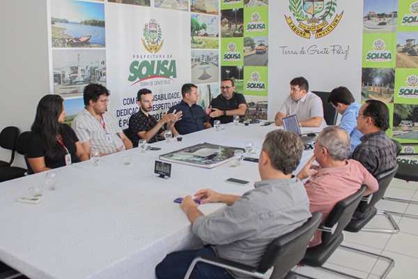 Em reunião, prefeito Helder Carvalho discute sobre atualização do mapeamento da área urbana do centro de Sousa