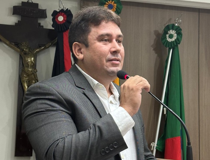 Prefeito Helder Carvalho leva mensagem ao Legislativo durante sessão de abertura dos trabalhos da Câmara Municipal de Sousa 