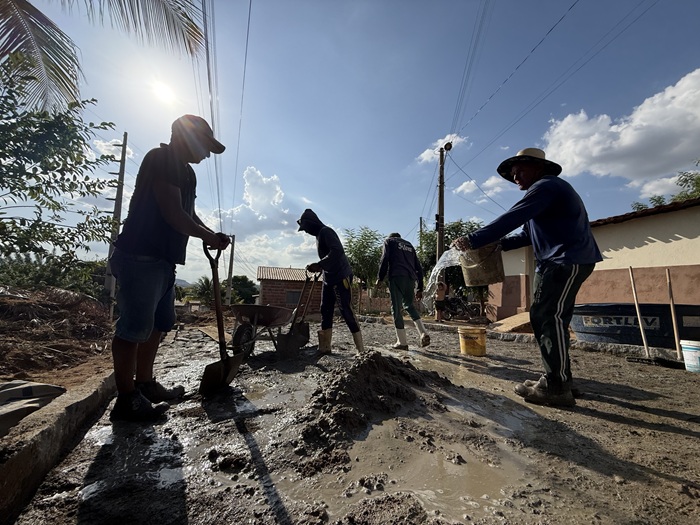 Prefeitura de Sousa intensifica ação de pavimentação no Alto da Gruta, em São Gonçalo