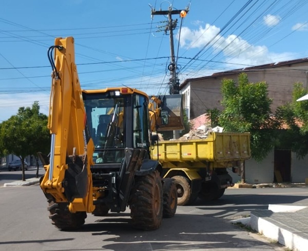 SEINFRA continua com trabalho de limpeza nas ruas de Sousa