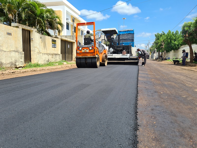 MAIS ASFALTO: Prefeitura de Sousa intensifica trabalho de pavimentação de vias