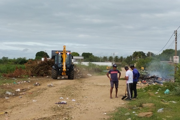 Prefeitura de Sousa realiza limpeza em área que dá acesso ao Diamante, na região do bairro Alto Capanema