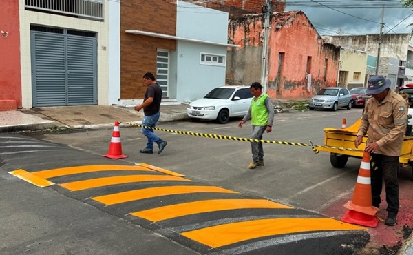 Prefeitura de Sousa realiza trabalho de pintura das lombadas 