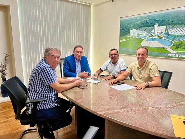 Superintendente do DAESA participa de reunião para viabilizar melhorias no sistema de abastecimento de água em São Gonçalo e Núcleos