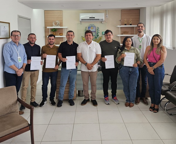 Prefeito Helder Carvalho dá posse a cinco candidatos aprovados no último concurso público da Prefeitura de Sousa 