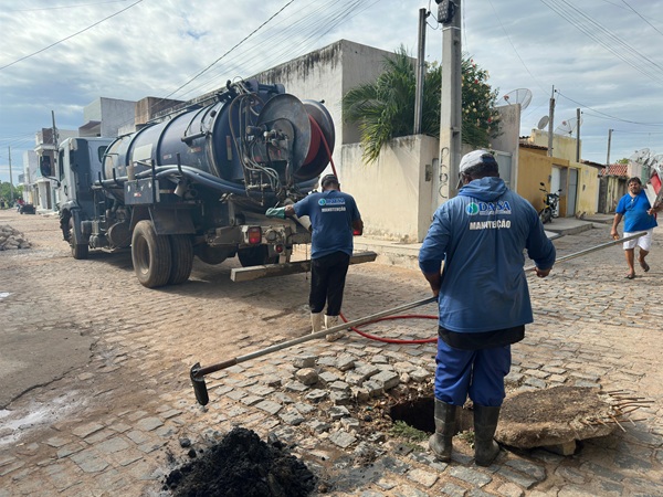 Através de ações diárias, DAESA realiza trabalho de desobstrução de tubulações da rede de esgoto em diversas áreas da cidade de Sousa