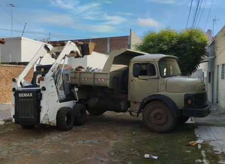 SEINFRA de Sousa inicia a semana com ação de limpeza nos bairros