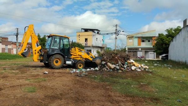 SEINFRA de Sousa realiza ação de limpeza no bairro Jardim Iracema 