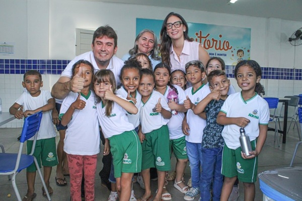 Acompanhado da secretária Bruna Veras, prefeito Helder Carvalho realiza visita à EMEIEF Papa Paulo VI, em Sousa