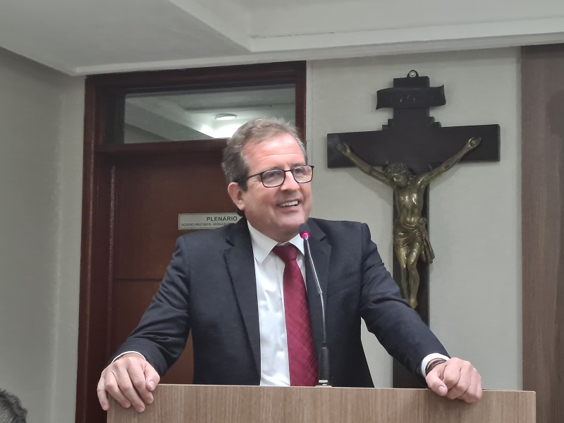 Ao anunciar reajuste de 34%, acima do piso nacional, Tyrone enaltece o empenho dos professores do Município