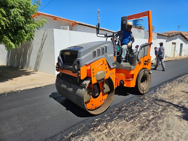 Prefeitura de Sousa realiza asfaltamento de rua com 1KM de extensão e investimento de R$ 850 mil 