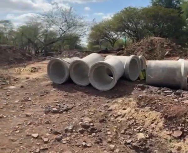 Prefeitura de Sousa inicia trabalho de construção de passagem molhada na comunidade rural Pedregulho
