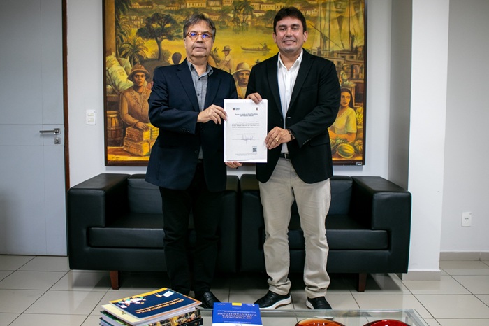 Prefeito Helder Carvalho assina adesão ao Pacto Paraibano pela Primeira Infância 