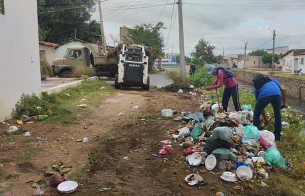 SEINFRA de Sousa inicia a semana com trabalho de limpeza no bairro Frei Damião