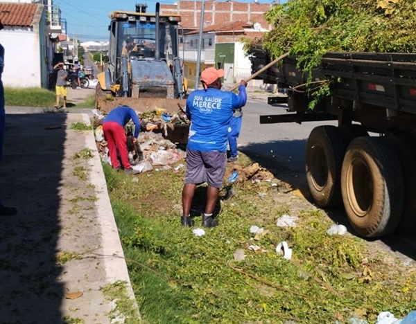 Prefeitura de Sousa continua com o trabalho de limpeza por toda a cidade