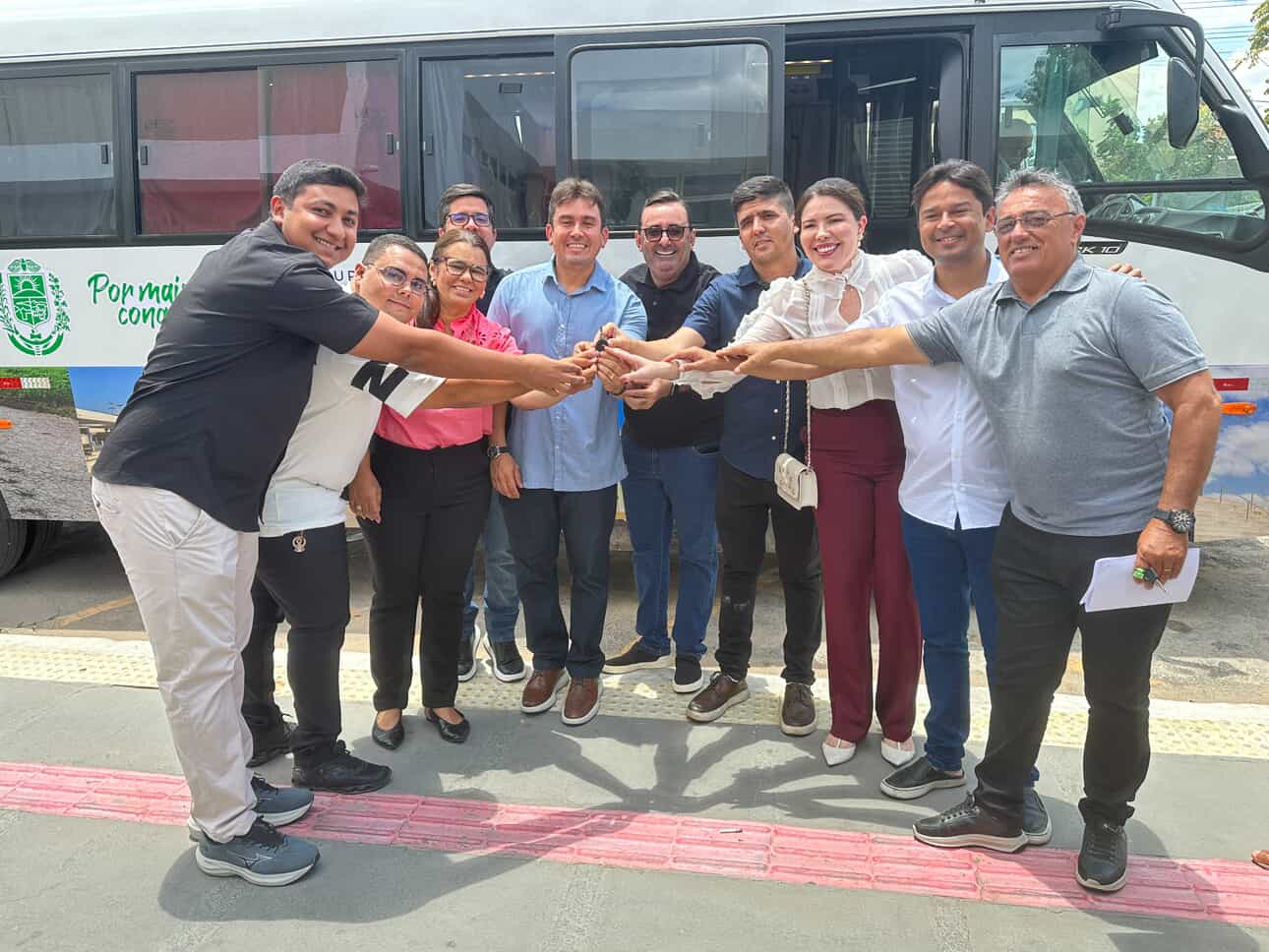 Prefeitura de Sousa entrega micro-ônibus, realiza ações sociais e anuncia doação de uma tonelada de alimentos a instituições filantrópicas