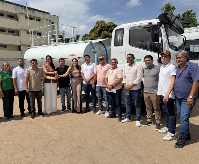 Prefeitura de Sousa entrega 14 veículos zero quilômetro para reforçar a frota municipal