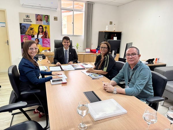 Secretária de Saúde de Sousa, Jucemara Oliveira e a controladora-geral, Larissa Abrantes, se reúnem com o secretário de Saúde da PB para discutir sobre novos convênios e demandas