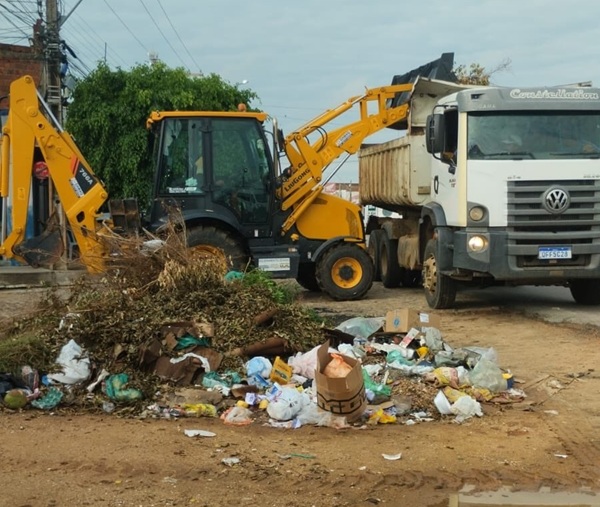 SEINFRA continua com trabalho de limpeza nos bairros de Sousa