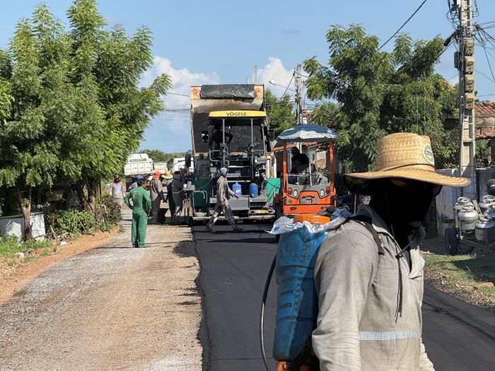  Prefeitura de Sousa avança com obras de pavimentação ao beneficiar o bairro Nossa Senhora de Fátima com asfaltamento 