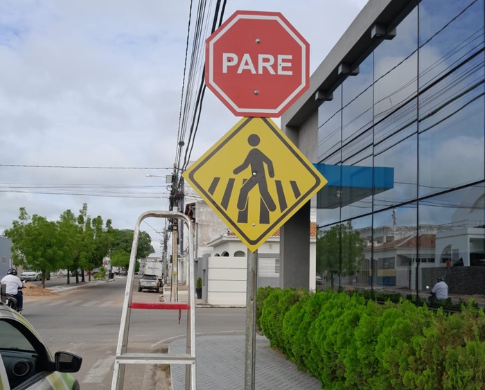 STTRANS intensifica trabalho de instalação de novas placas de sinalização de trânsito na região central de Sousa 