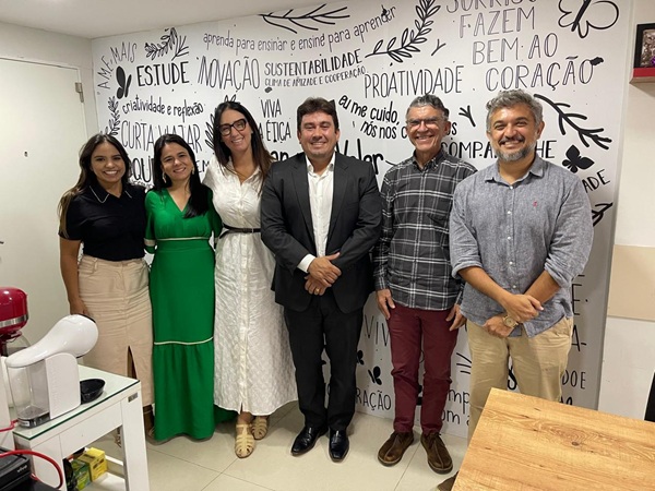 Em Fortaleza, prefeito Helder Carvalho e a secretária Bruna Veras se reúnem com integrantes da Associação Bem Comum, da Fundação Lemann 