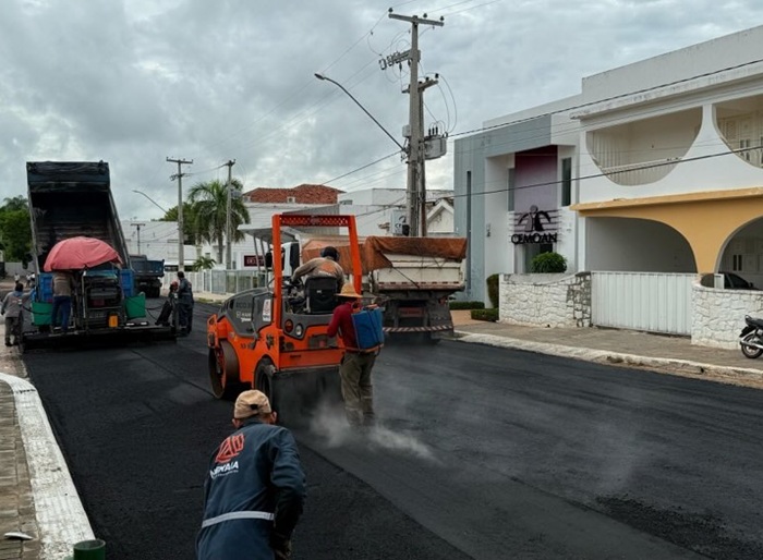 Prefeitura de Sousa realiza serviço de asfaltamento em rua no centro da Cidade 