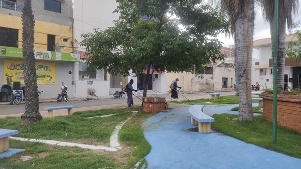 Prefeitura de Sousa realiza trabalho de limpeza e capinação de praça localizada no centro da cidade 