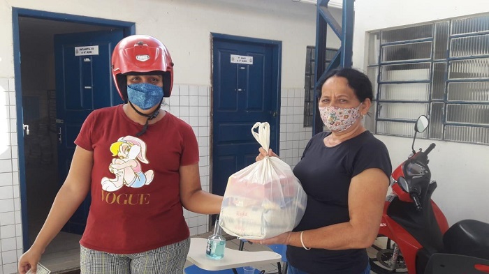 Secretaria Municipal de Educação realiza entrega de kits de alimentos nas escolas
