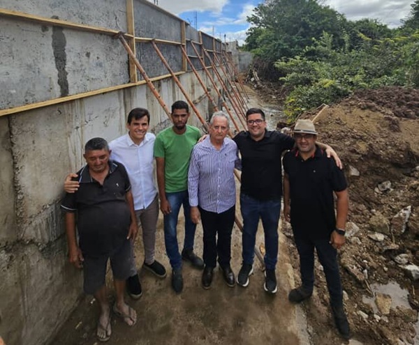 Acompanhado de secretários, prefeito em exercício de Sousa, Dr. Zé Célio, vistoria obra de construção de passagem molhada 