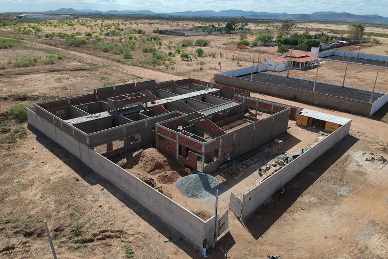 Obra de construção de unidade escolar na Comunidade Cigana está em ritmo acelerado 