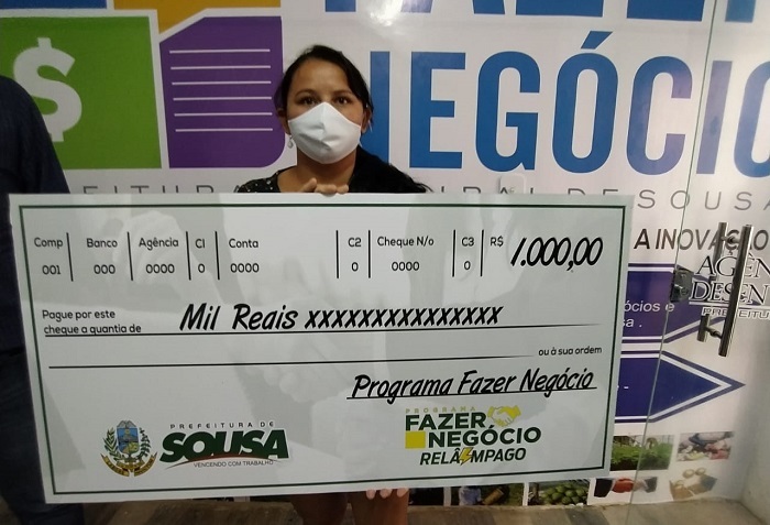 Prefeitura conclui mais uma etapa do programa Fazer Negócio com entrega de cheques aos microempreendedores  