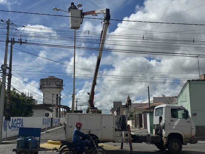 Prefeitura de Sousa intensifica trabalho de manutenção da iluminação pública nos bairros 