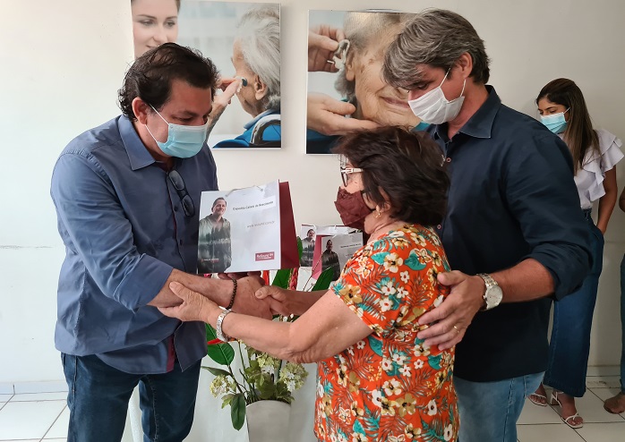 Gestão Municipal entrega de aparelhos auditivos aos pacientes da Otoclínica