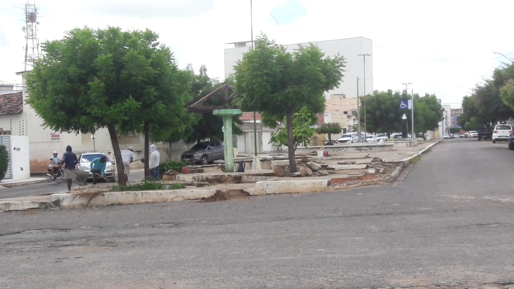 Prefeitura de Sousa inicia trabalho de revitalização da praça Maria Alice Morais 